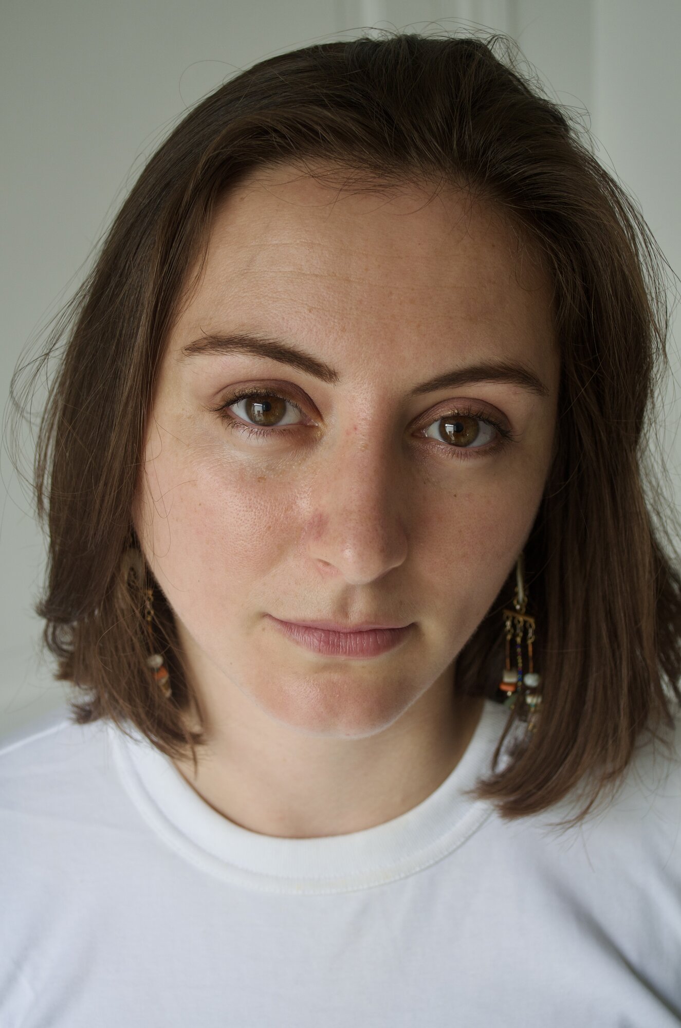 Julie Gamer, comédienne à Paris, portrait de face, expression neutre, regard caméra