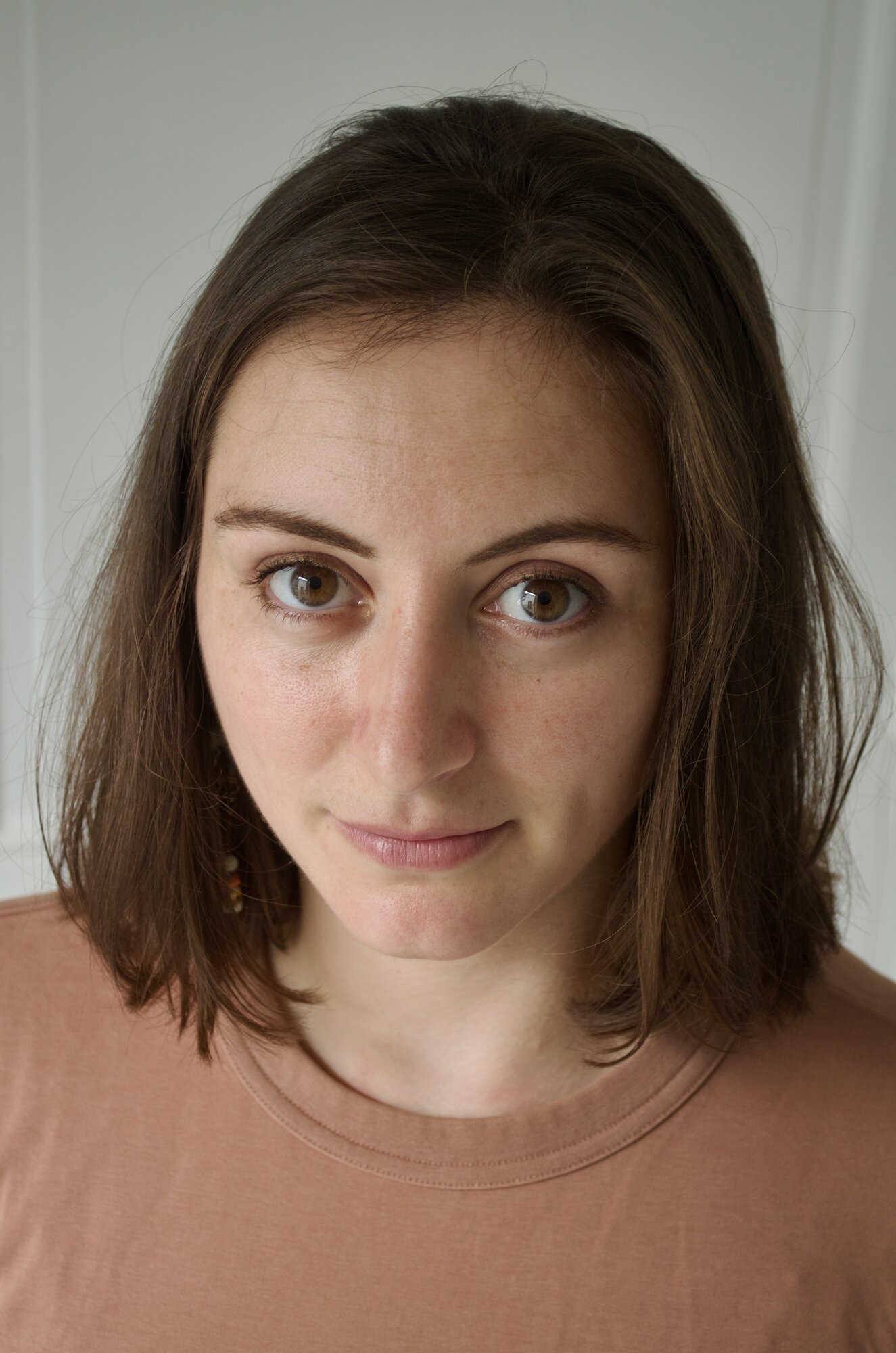 Julie Gamer, comédienne, portrait serré avec un léger sourire