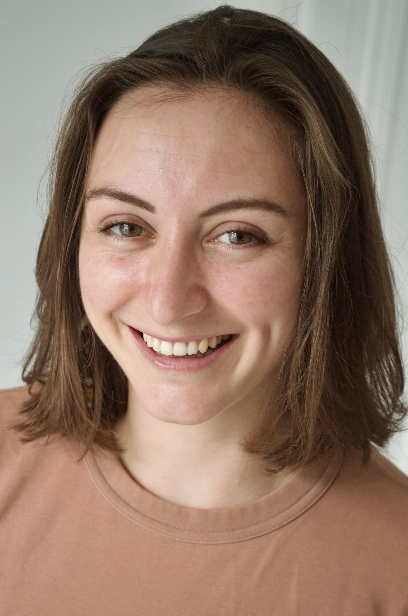 Julie Gamer, comédienne, portrait avec un grand sourire