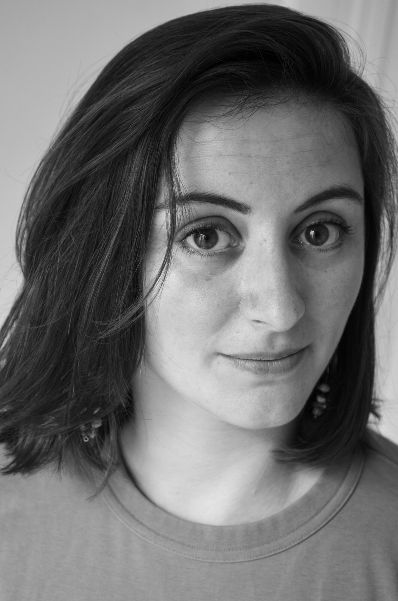 Julie Gamer, comédienne, portrait en noir et blanc, registre dramatique