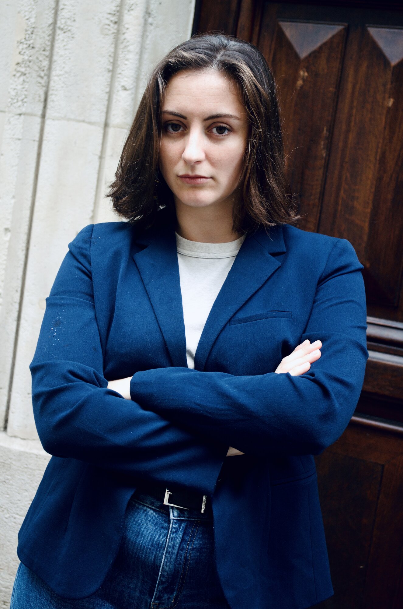 Julie Gamer, comédienne, plan taille en blazer bleu, bras croisés